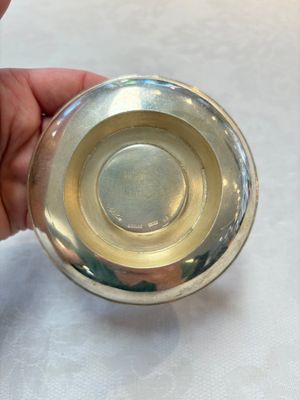 A fine Chinese famille rose 'mountainous landscape' cup on a silver stand , signed Zhang Zhitang 張志湯, dated 1942 — photo 9