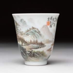 A fine Chinese famille rose 'mountainous landscape' cup on a silver stand , signed Zhang Zhitang 張志湯, dated 1942 — photo 5