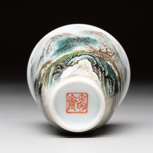 A fine Chinese famille rose 'mountainous landscape' cup on a silver stand , signed Zhang Zhitang 張志湯, dated 1942 — photo 7