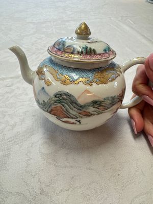 A fine Chinese famille rose 'Mountainous Landscape' teapot, Yongzheng — photo 1