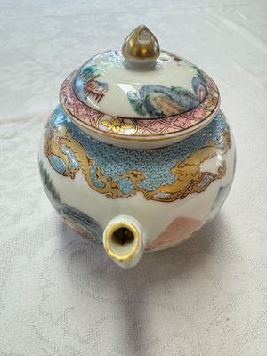 A fine Chinese famille rose 'Mountainous Landscape' teapot, Yongzheng — photo 2
