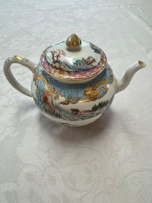 A fine Chinese famille rose 'Mountainous Landscape' teapot, Yongzheng — photo 3