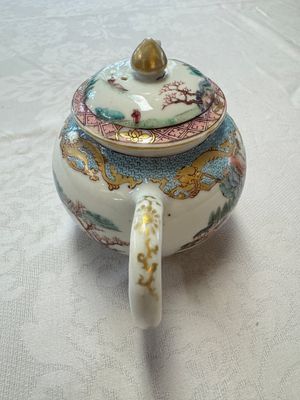 A fine Chinese famille rose 'Mountainous Landscape' teapot, Yongzheng — photo 4