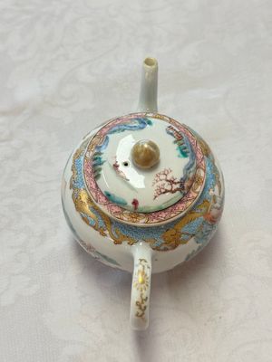 A fine Chinese famille rose 'Mountainous Landscape' teapot, Yongzheng — photo 5