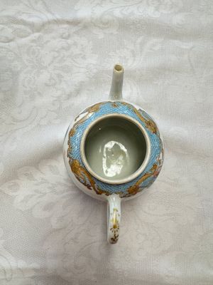 A fine Chinese famille rose 'Mountainous Landscape' teapot, Yongzheng — photo 6