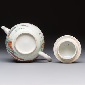 A fine Chinese famille rose 'Mountainous Landscape' teapot, Yongzheng — photo 7