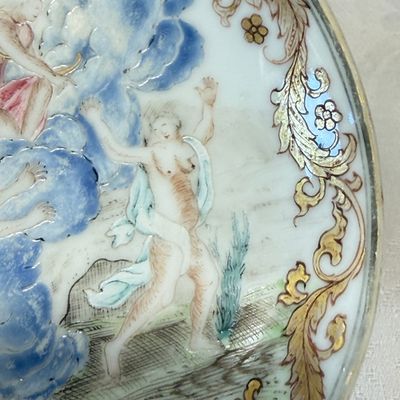 A fine Chinese famille rose mythological subject 'Arethusa, Alpheus and Diana' saucer — photo 5