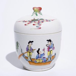A fine Chinese famille rose on sgraffiato ground bowl and cover, Jiaqing mark, 19/20th C. — photo 1