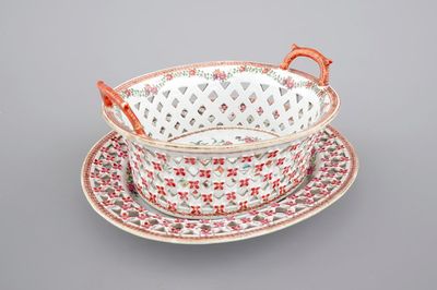 Un panier ajour sur son présentoir, porcelaine de Chine famille rose, Qianlong, 18ème
