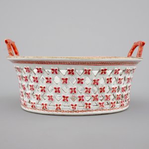Un panier ajour sur son présentoir, porcelaine de Chine famille rose, Qianlong, 18ème — photo 2