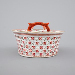 Un panier ajour sur son présentoir, porcelaine de Chine famille rose, Qianlong, 18ème — photo 3