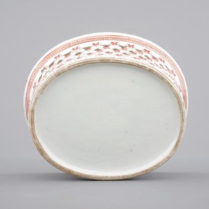 Un panier ajour sur son présentoir, porcelaine de Chine famille rose, Qianlong, 18ème — photo 7