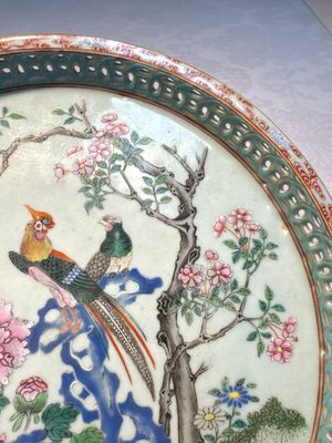 A fine Chinese famille rose pale celadon-ground 'phoenixes' dish with a reticulated rim, Qianlong — photo 4