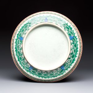 A fine Chinese famille rose pale celadon-ground 'phoenixes' dish with a reticulated rim, Qianlong — photo 2