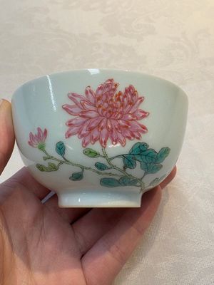 A fine Chinese famille rose 'peony' cup, Qianlong mark and of the period — photo 1