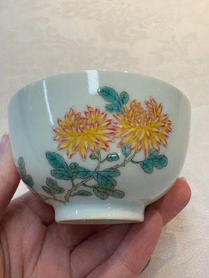 A fine Chinese famille rose 'peony' cup, Qianlong mark and of the period — photo 2
