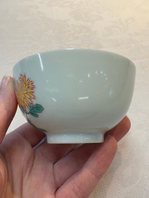 A fine Chinese famille rose 'peony' cup, Qianlong mark and of the period — photo 3