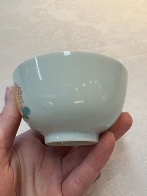 A fine Chinese famille rose 'peony' cup, Qianlong mark and of the period — photo 4