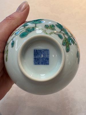 A fine Chinese famille rose 'peony' cup, Qianlong mark and of the period — photo 7