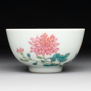 A fine Chinese famille rose 'peony' cup, Qianlong mark and of the period — photo 1
