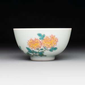 A fine Chinese famille rose 'peony' cup, Qianlong mark and of the period — photo 2