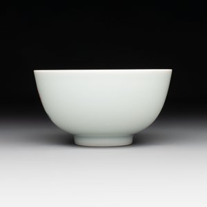 A fine Chinese famille rose 'peony' cup, Qianlong mark and of the period — photo 3