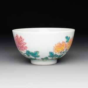 A fine Chinese famille rose 'peony' cup, Qianlong mark and of the period — photo 4