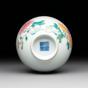 A fine Chinese famille rose 'peony' cup, Qianlong mark and of the period — photo 6