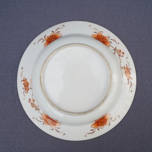 A fine Chinese famille rose plate with antiquities design, Yongzheng — photo 4