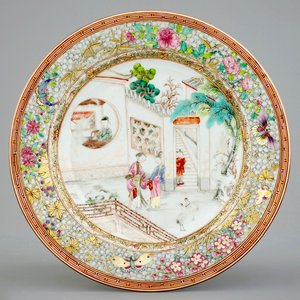 A fine Chinese famille rose plate with butterflies on the rim, Yongzheng, 1723-1735 — photo 1