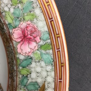 A fine Chinese famille rose plate with butterflies on the rim, Yongzheng, 1723-1735 — photo 4