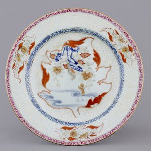 A fine Chinese famille rose porcelain “bianco sopra bianco” plate, 18th C. — foto 1