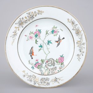 A fine Chinese famille rose porcelain plate with birds on a peony branch, Yongzheng, 1722 – 1735 — 照片 1