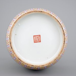 A fine Chinese famille rose porcelain vase, Jingdezhen, 20th C. — photo 6