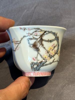 A fine Chinese famille rose 'prunus and magpie' cup, Qing Shen Xuan 清慎軒 mark, 19th C. — photo 1