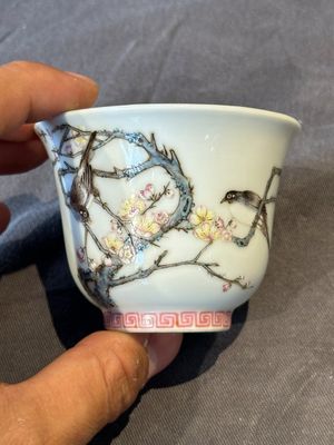 A fine Chinese famille rose 'prunus and magpie' cup, Qing Shen Xuan 清慎軒 mark, 19th C. — photo 2