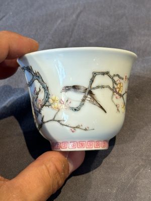 A fine Chinese famille rose 'prunus and magpie' cup, Qing Shen Xuan 清慎軒 mark, 19th C. — photo 3