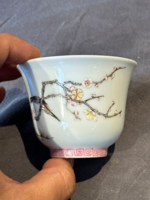 A fine Chinese famille rose 'prunus and magpie' cup, Qing Shen Xuan 清慎軒 mark, 19th C. — photo 4