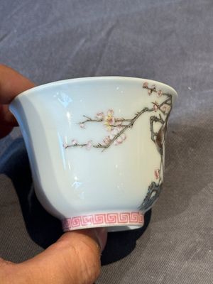 A fine Chinese famille rose 'prunus and magpie' cup, Qing Shen Xuan 清慎軒 mark, 19th C. — photo 5