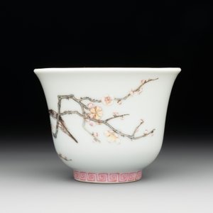 A fine Chinese famille rose 'prunus and magpie' cup, Qing Shen Xuan 清慎軒 mark, 19th C. — photo 3