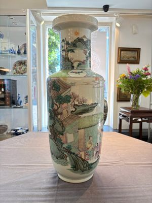 A fine Chinese famille rose 'Qi Guan Xun Mu 棄官尋母' rouleau vase, Qianlong mark, 19th C. — foto 1