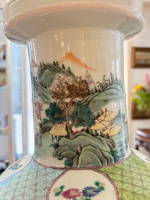 A fine Chinese famille rose 'Qi Guan Xun Mu 棄官尋母' rouleau vase, Qianlong mark, 19th C. — foto 12