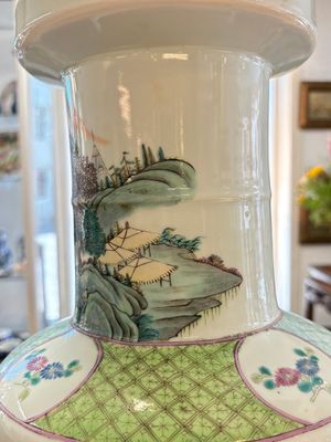 A fine Chinese famille rose 'Qi Guan Xun Mu 棄官尋母' rouleau vase, Qianlong mark, 19th C. — foto 13