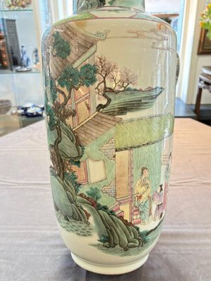 A fine Chinese famille rose 'Qi Guan Xun Mu 棄官尋母' rouleau vase, Qianlong mark, 19th C. — foto 15