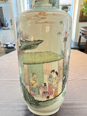 A fine Chinese famille rose 'Qi Guan Xun Mu 棄官尋母' rouleau vase, Qianlong mark, 19th C. — foto 16