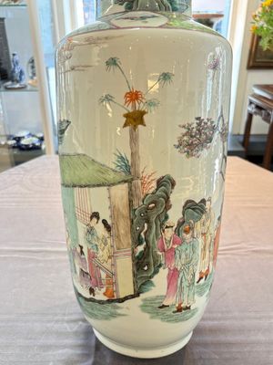 A fine Chinese famille rose 'Qi Guan Xun Mu 棄官尋母' rouleau vase, Qianlong mark, 19th C. — foto 17