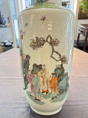 A fine Chinese famille rose 'Qi Guan Xun Mu 棄官尋母' rouleau vase, Qianlong mark, 19th C. — foto 18