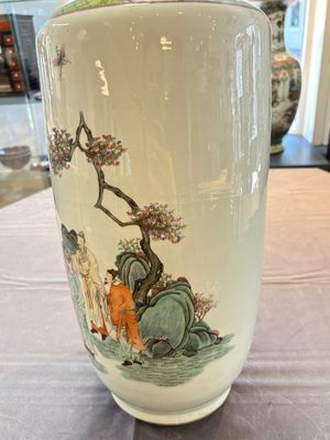 A fine Chinese famille rose 'Qi Guan Xun Mu 棄官尋母' rouleau vase, Qianlong mark, 19th C. — foto 19