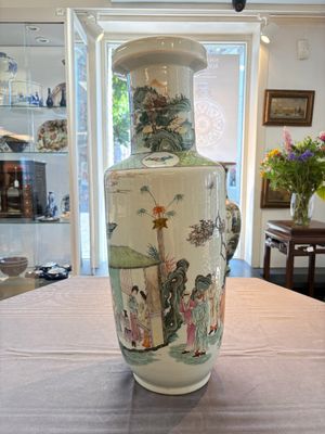 A fine Chinese famille rose 'Qi Guan Xun Mu 棄官尋母' rouleau vase, Qianlong mark, 19th C. — foto 2