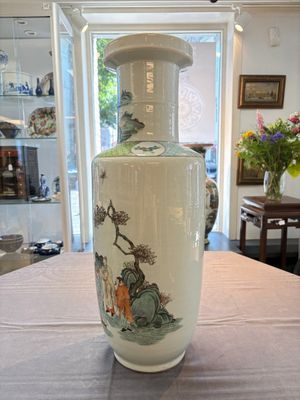 A fine Chinese famille rose 'Qi Guan Xun Mu 棄官尋母' rouleau vase, Qianlong mark, 19th C. — foto 3